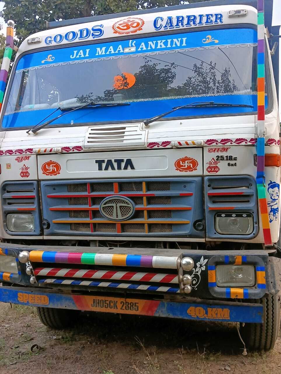 Ghatshila News : ग्रामीणों ने बालू लदा दो हाइवा पकड़ा, चालक भागे