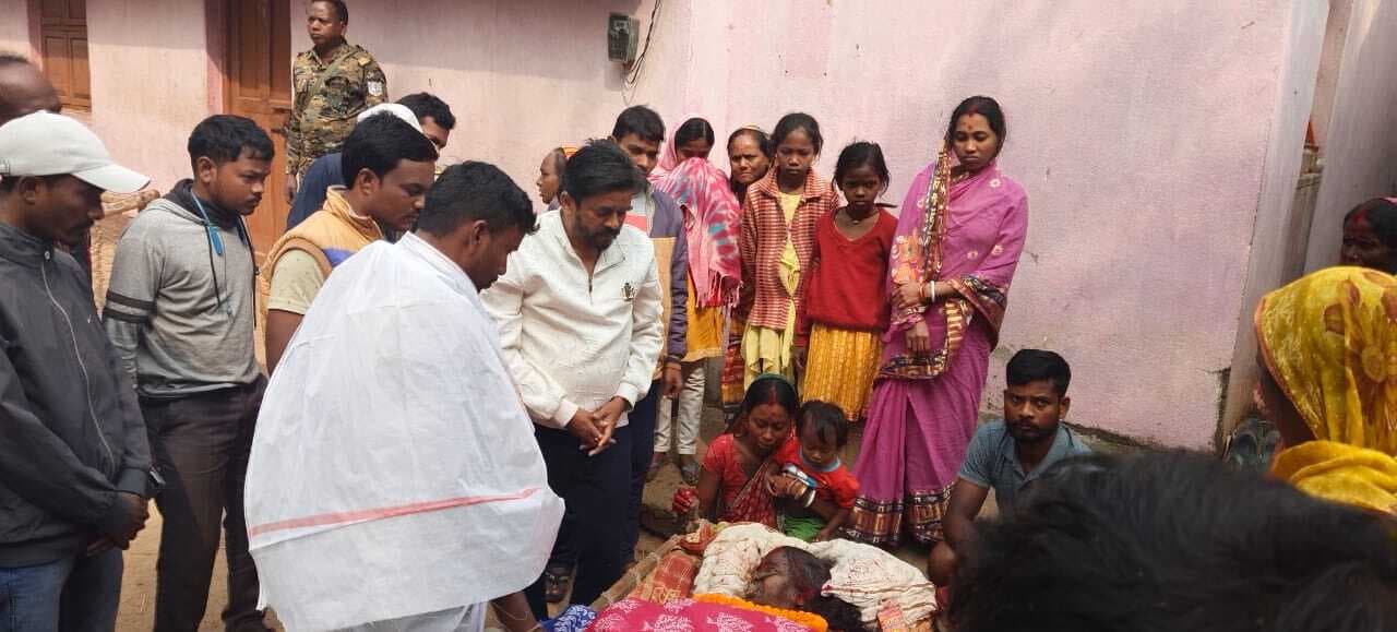 Ghatshila News : स्पीड ब्रेकर पर बाइक उछलने से पीछे बैठी महिला सड़क पर गिरी, मौत