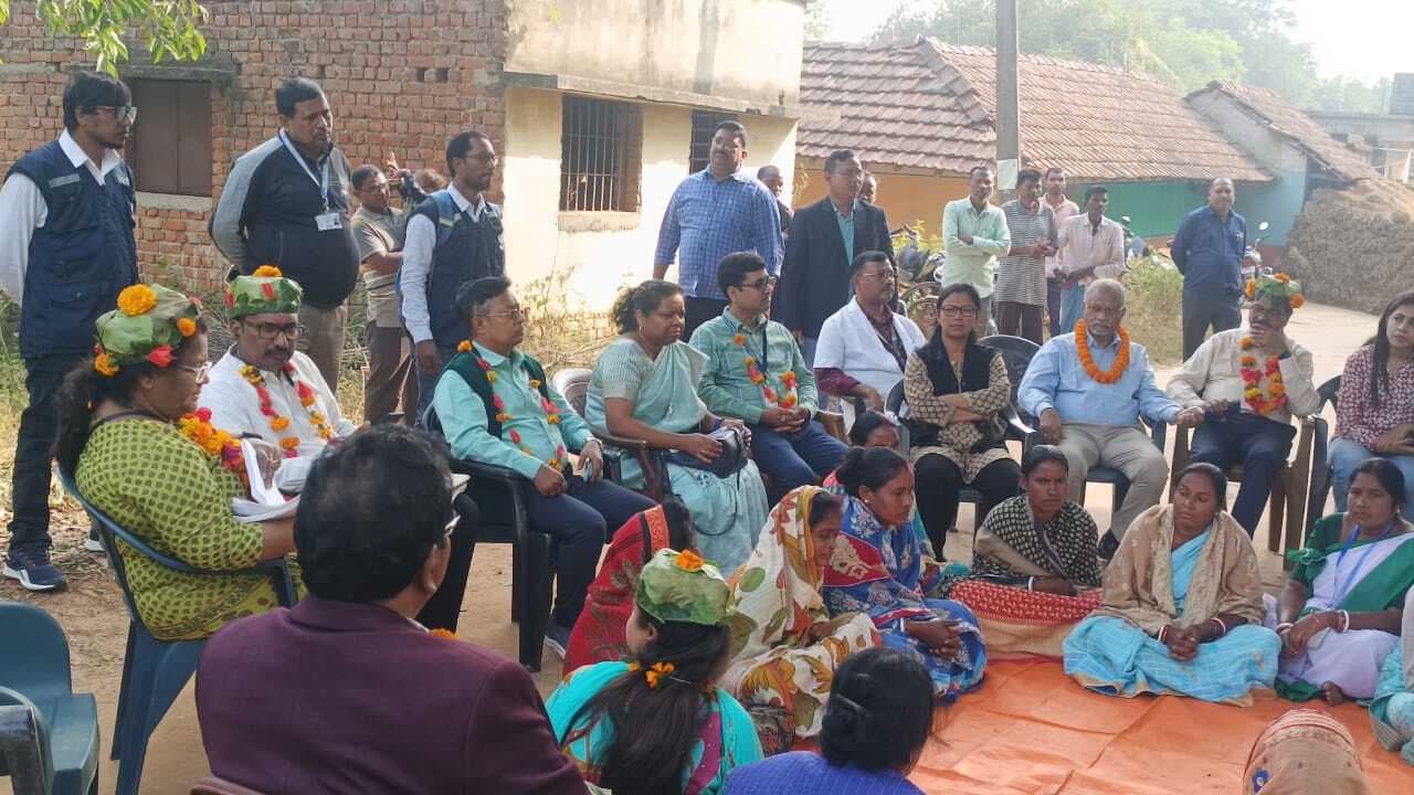 Ghatshila News : केंद्रीय टीम ने घाटशिला में सरकारी स्वास्थ्य व्यवस्था की स्थिति देखी