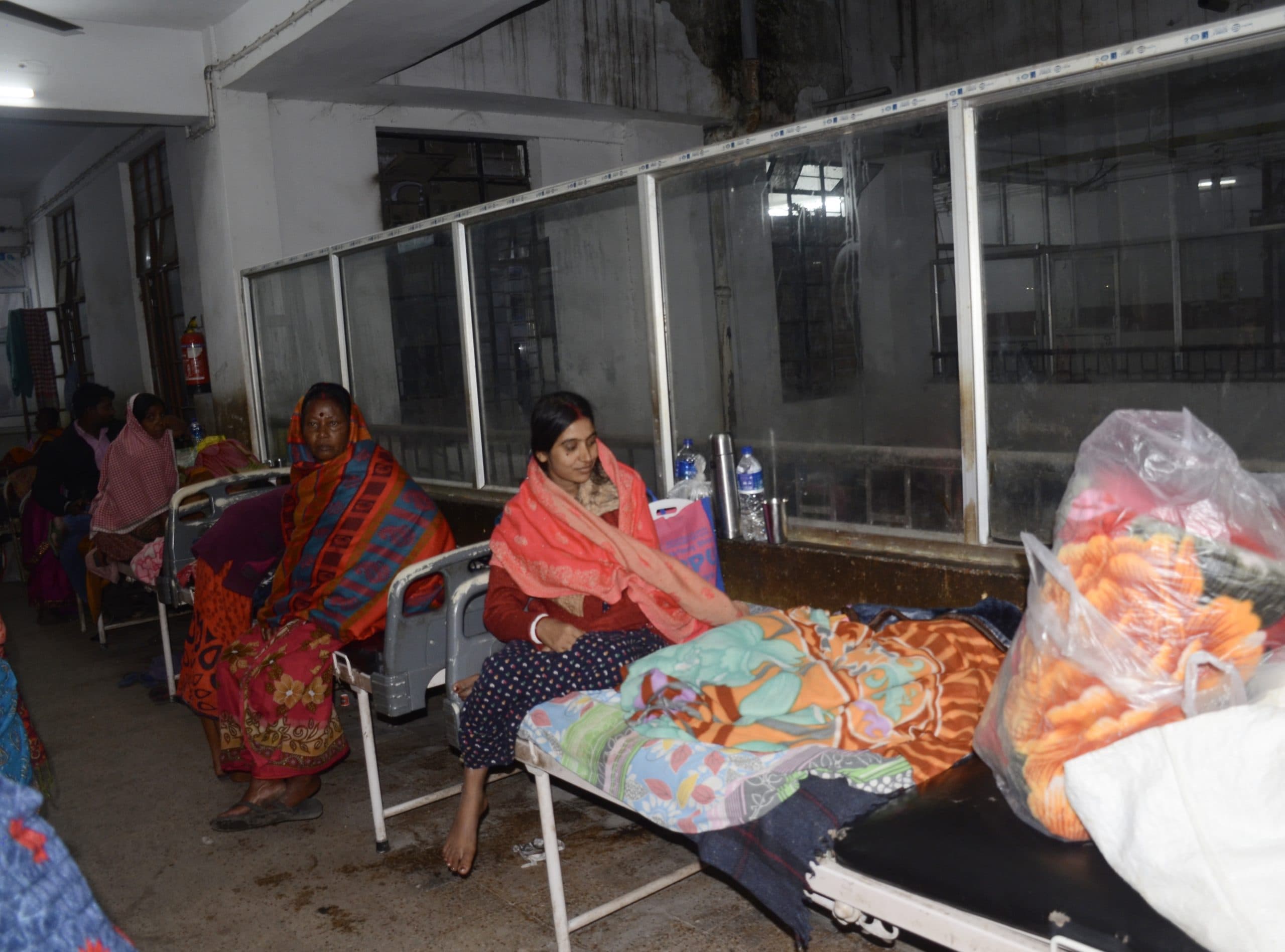 dhanbad news: मरीजों को नहीं मिल रही कंबल-चादर, ठंड से ठिठुरने को मजबूर
