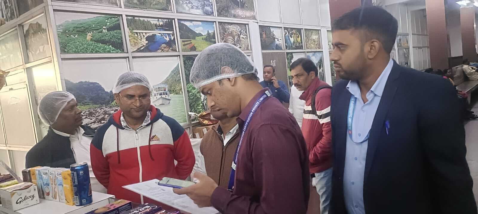 Jamshedpur News : टाटानगर स्टेशन पर दूसरे दिन चला ईट राइट कैंपेन, दुकानों की हुई जांच