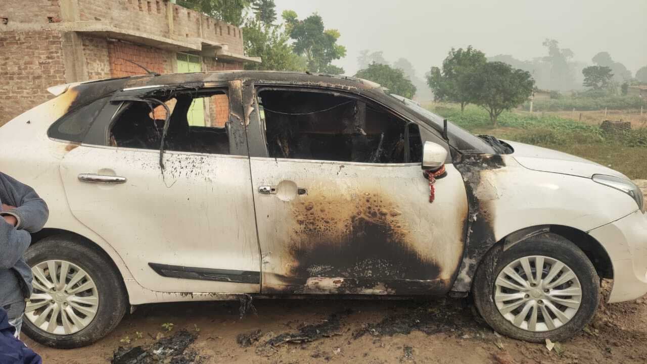 शादी का सालगिरह मनाने आये दामाद के बलेनो कार में असमाजिक तत्वों ने लगायी आग