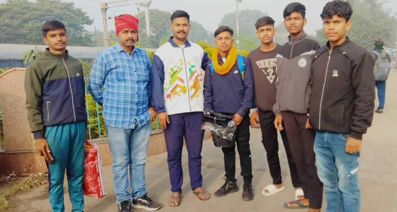Jamtara news: राष्ट्रीय कबड्डी प्रतियोगिता के लिए बिट्टू रवाना