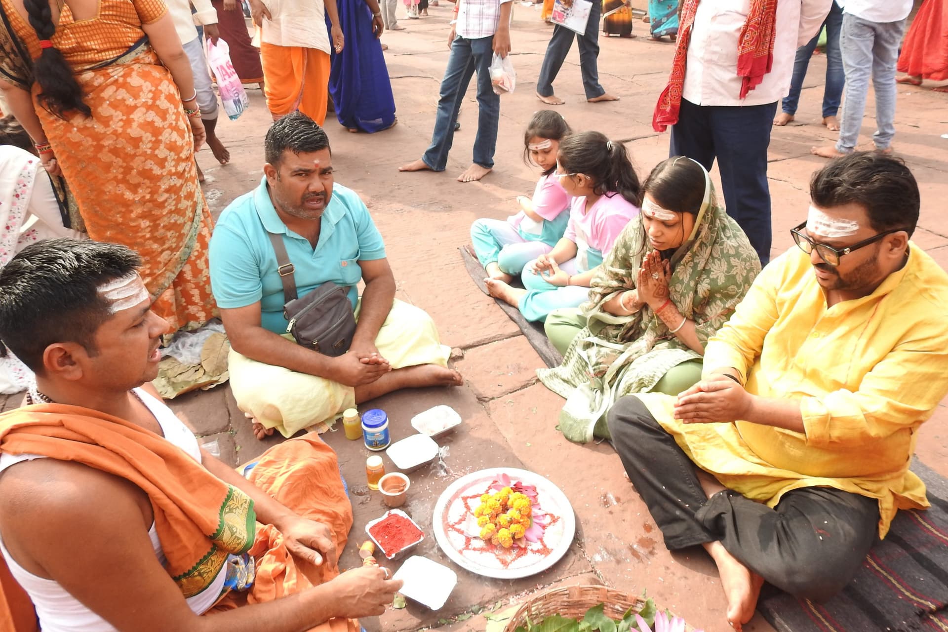 deoghar news: बाबा मंदिर में श्रद्धालुओं ने कराये अनुष्ठान