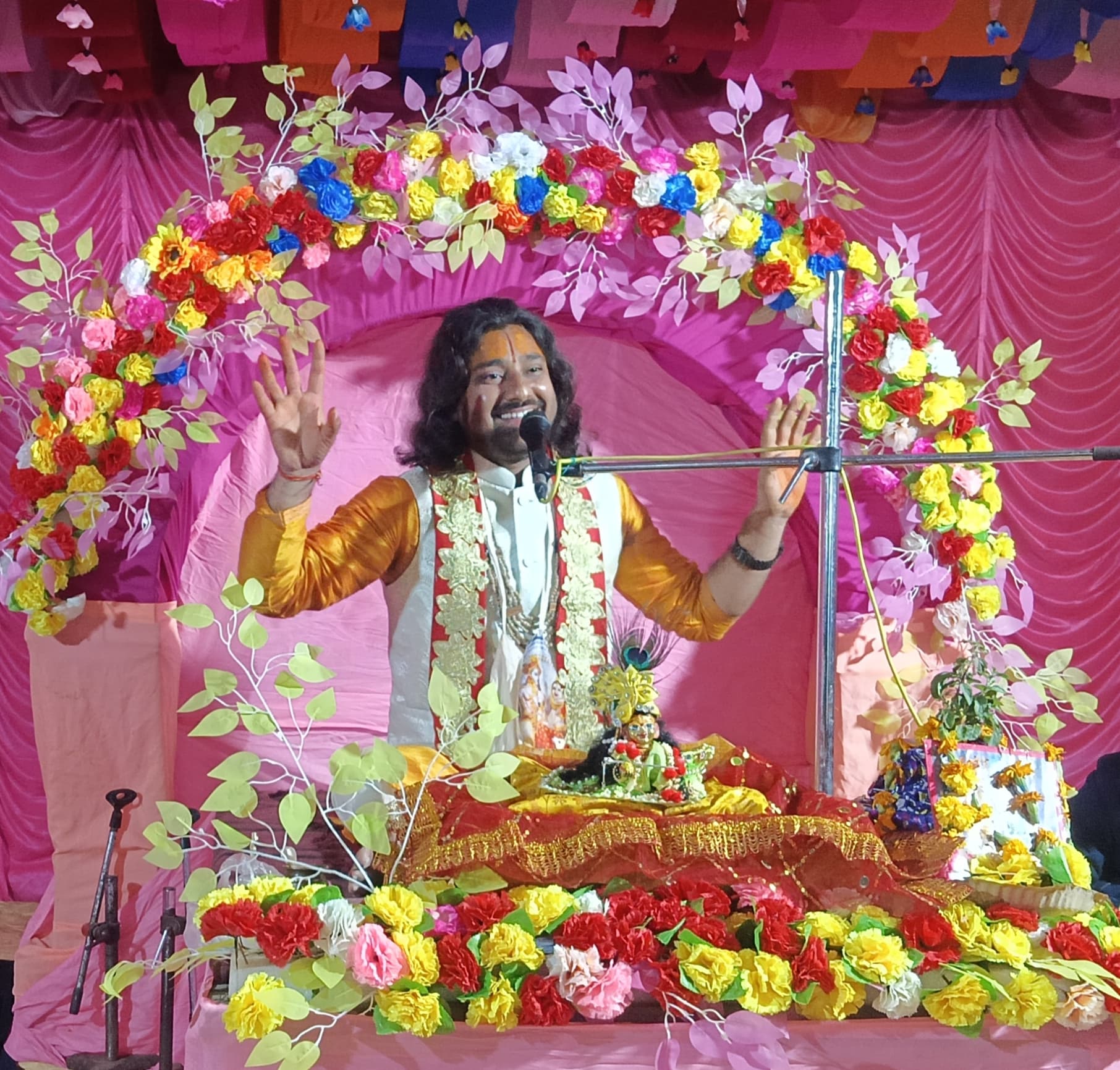 Jamtara News: श्रीकृष्ण ने जीवन के संघर्षों में मुस्कान के साथ किया समस्या का समाधान: कथावाचक