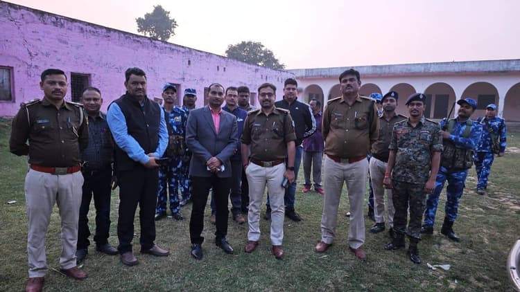 शांतिपूर्ण मतदान को लेकर प्रशासनिक अधिकारियों ने निकाला फ्लैग मार्च