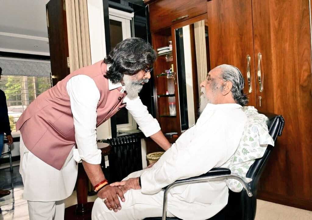 Hemant Soren News : शपथ ग्रहण के पहले हेमंत सोरेन ने माता-पिता का लिया आशीर्वाद