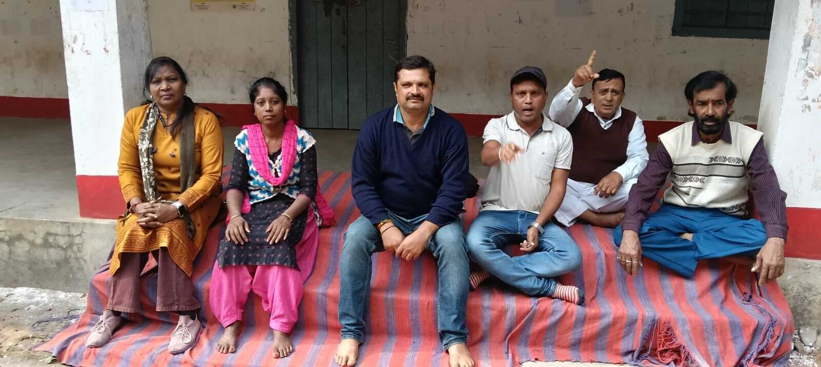 Jamtara News: जामताड़ा कॉलेज के शिक्षकेतर कर्मचारियों ने शुरू किया धरना