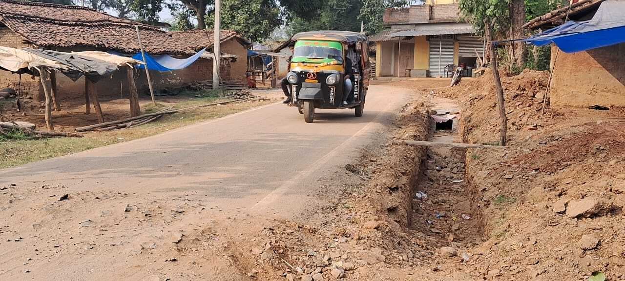 रनिया में कई जगहों पर सड़क का निर्माण कार्य अधूरा