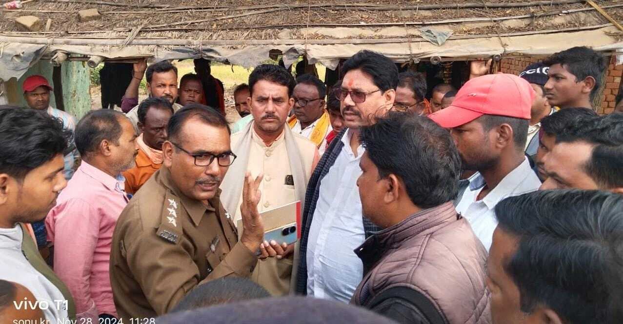 Deoghar news : करौं के बंसकुपी में धार्मिक स्थल को नुकसान पहुंचाने के प्रयास मामले में ग्रामीणों ने किया हंगामा