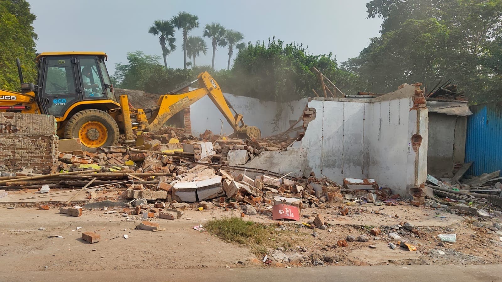 Jamtara News: अवैध झोपड़ियों पर चला चिरेका प्रशासन का बुलडोजर