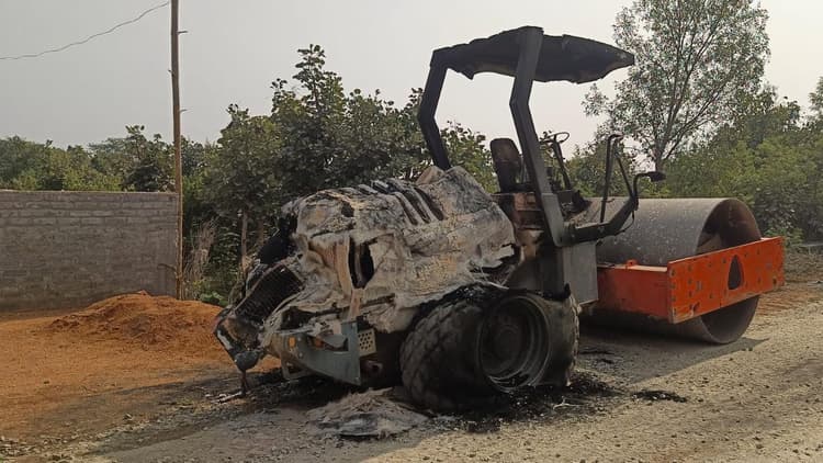 सड़क मरम्मत में लगी तीन मशीनों में लगायी आग