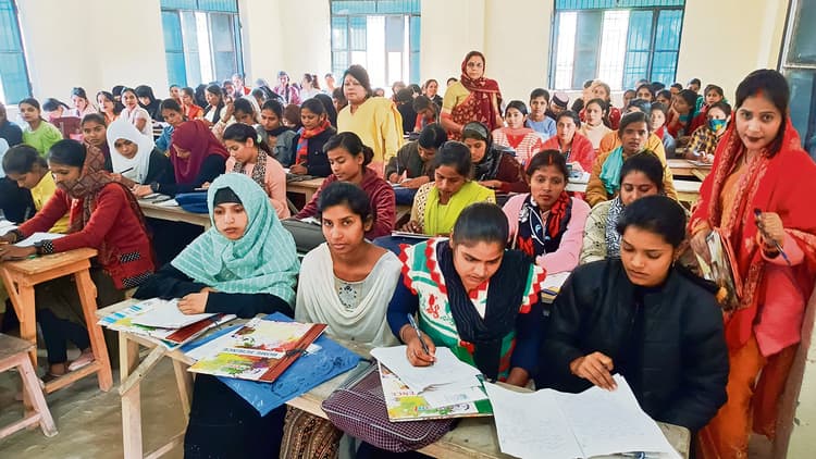 Gopalganj News : जिले के तीन केंद्रों पर हुई स्नातक फाइनल इयर की प्रैक्टिकल परीक्षा