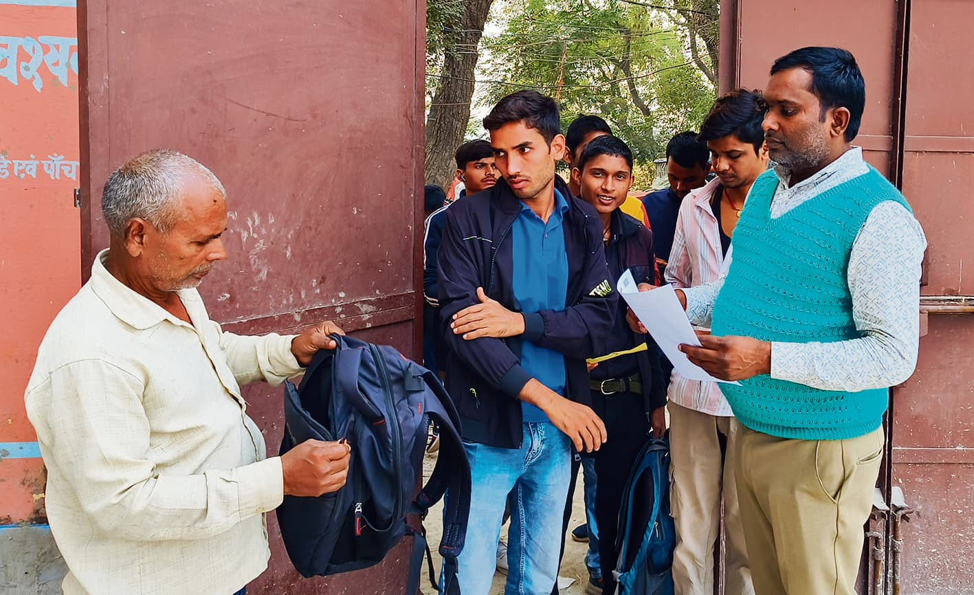 Buxar News : कड़ी सुरक्षा के बीच एमए की परीक्षा जिले के केएनएस कॉलेज में शुरू