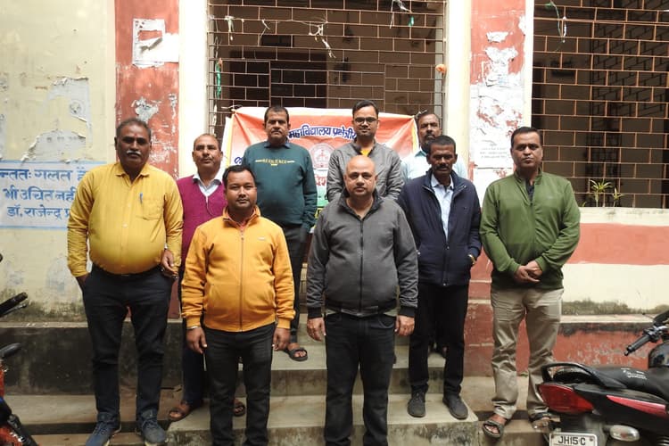 Deoghar news : अनिश्चितकालीन हड़ताल के तीसरे दिन भी जारी रहा धरना व प्रदर्शन, परीक्षा से जुड़े कार्यों को कराया संपन्न