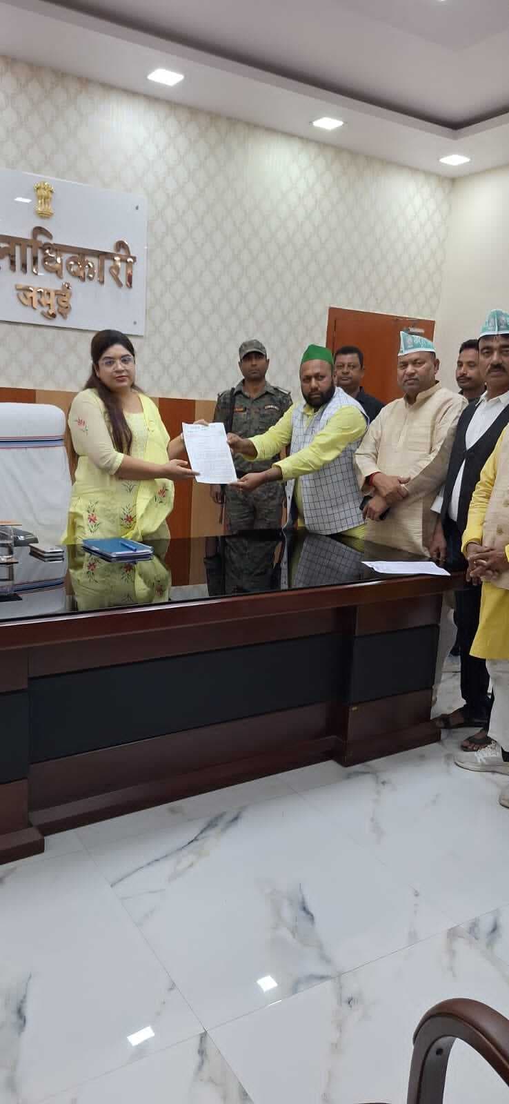 राजद नेताओं ने दिया धरना, डीएम को सौंपा ज्ञापन