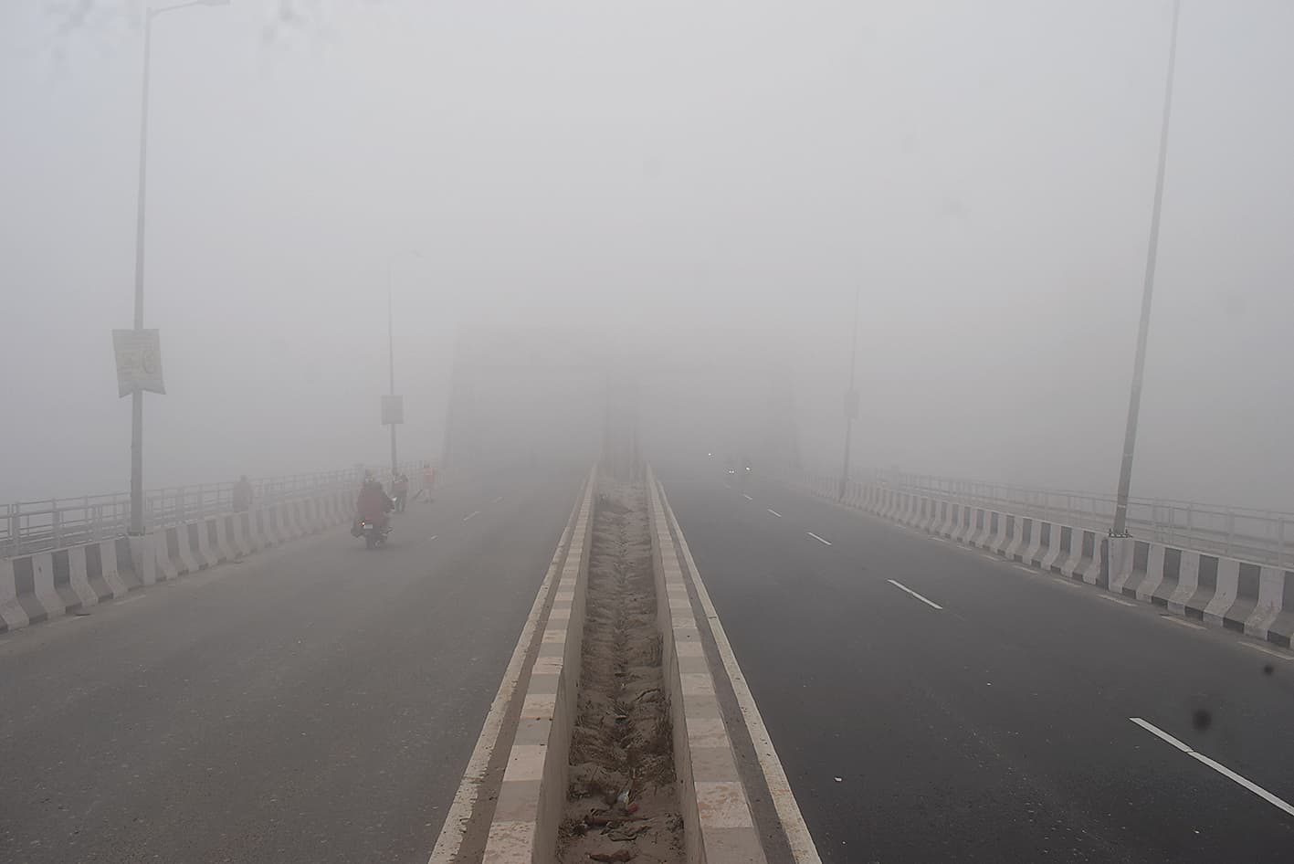 hajipur news. घने कोहरे से विजिबिलिटी रही 50 मीटर से भी कम, रेंगती रहीं गाड़ियां