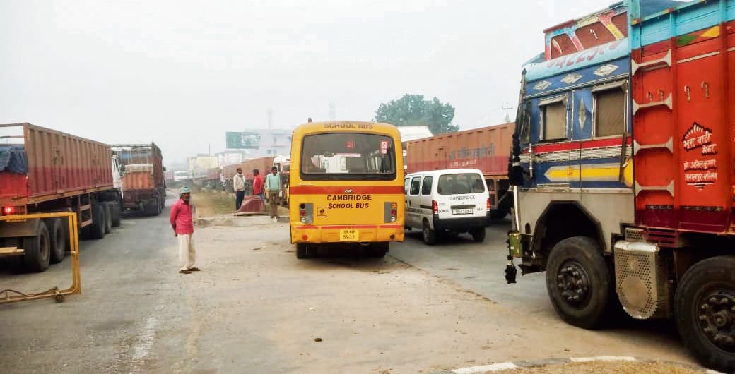 Buxar News : अहिरौली माेड़ पर रांग साइड से आने वाले वाहनों से लगा जाम