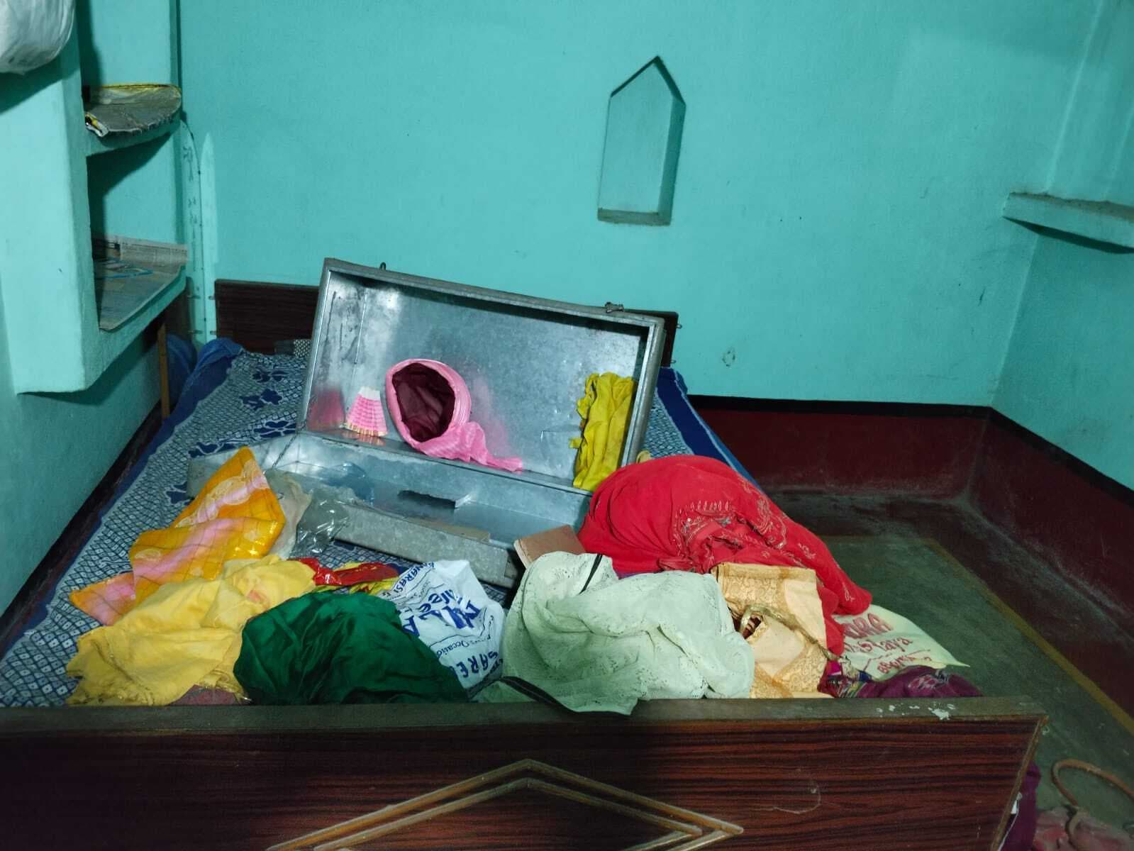 बंद पड़े घर का ताला तोड़ लाखों के सामान की चोरी