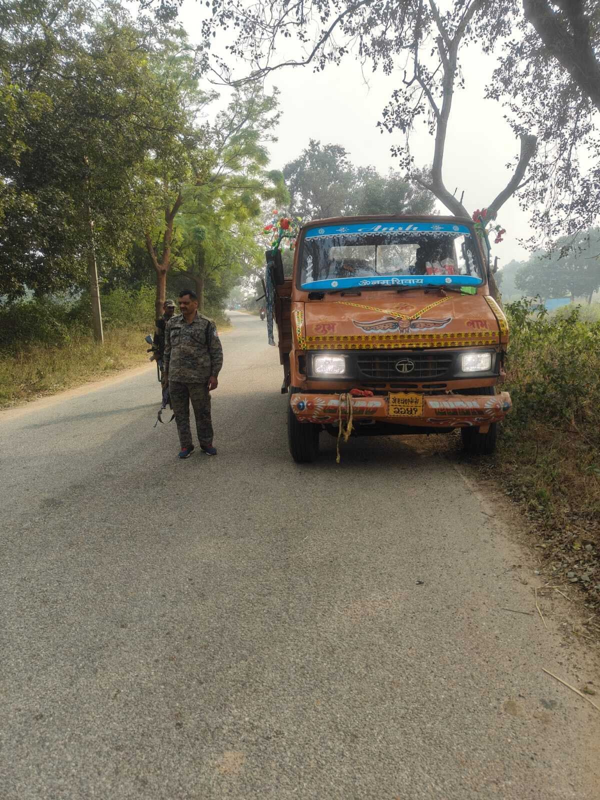 पुलिस ने कोयला लदा ट्रक जब्त किया