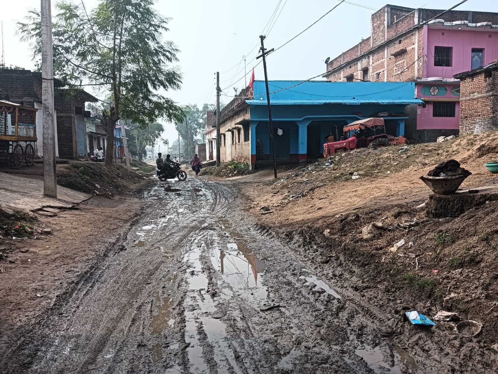 Giridih News :कस्तूरबा विद्यालय के पहुंच पथ पर कीचड़ व गंदा पानी बहने से परेशानी