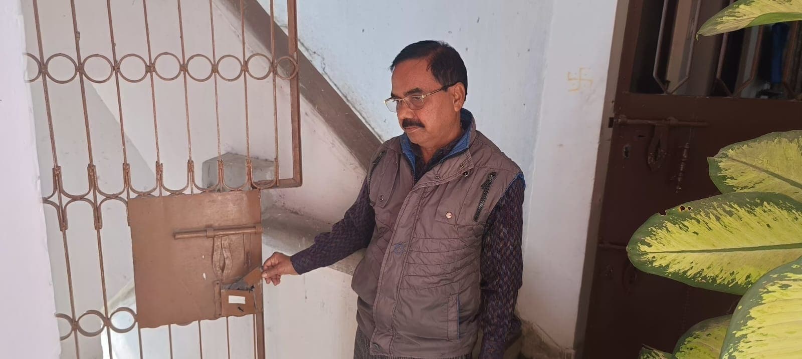 BOKARO NEWS: रिटायर्ड बीएसएलकर्मी के बंद घर से दिनदहाड़े 20 लाख के जेवर व 30 हजार नकदी चोरी