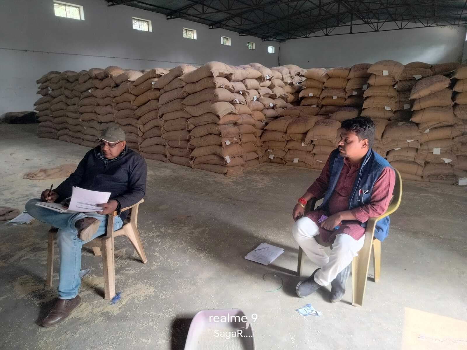 Giridih News :जिप सदस्य ने एफसीआई गोदाम का किया निरीक्षण