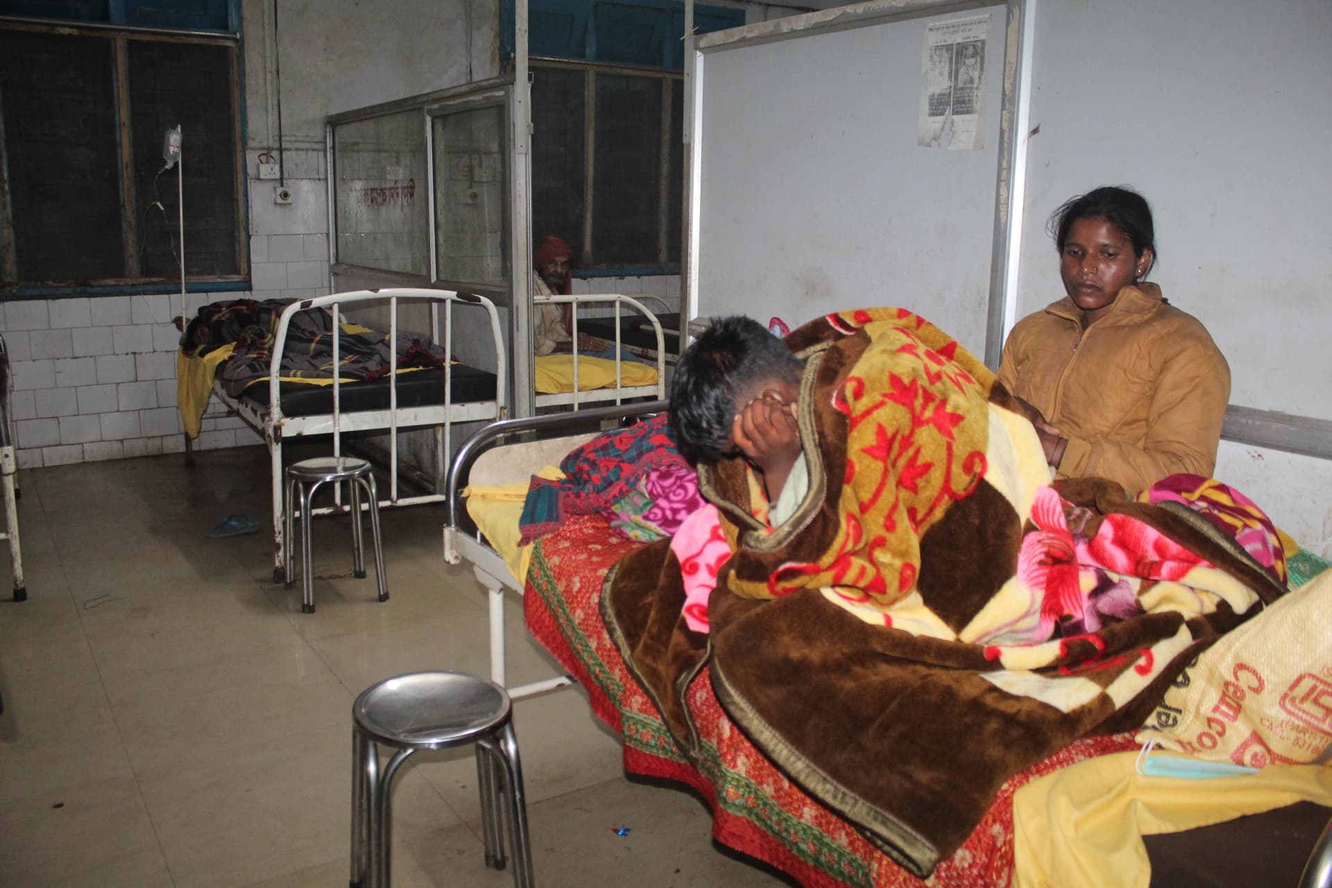 Giridih News:  घर से कंबल-चादर लाकर जान बचा रहे मरीज