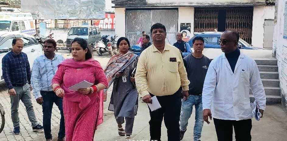 सीआरएम टीम ने बरहेट सीएचसी का लिया जायजा, अव्यवस्थाओं को दूर करने का दिया निर्देश