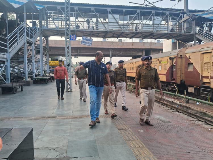 Jamshedpur News : टाटानगर स्टेशन का आरपीएफ कमांडेंट ने किया निरीक्षण, आइजी का दौरा 30 को