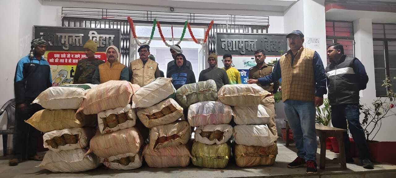 ट्रक से 20 बाेरियां गांजा बरामद, चालक गिरफ्तार