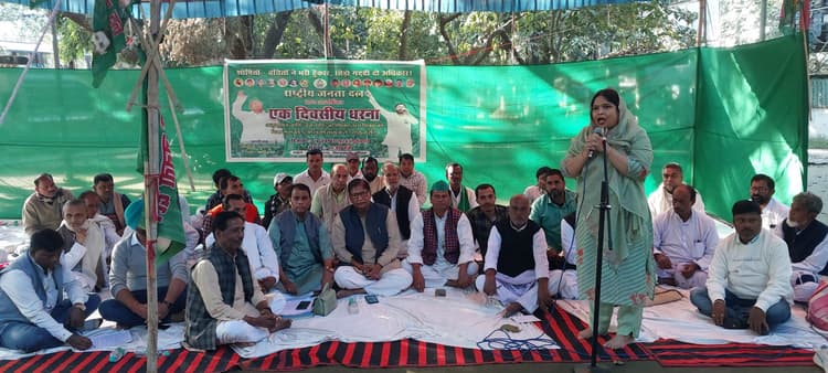 katihar news : आरक्षण का दायरा बढ़ाने की मांग को लेकर राजद ने दिया धरना