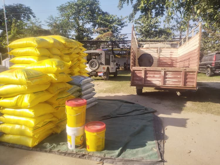 बंगाल से तस्करी कर लायी गयी खाद  व पिकअप जब्त
