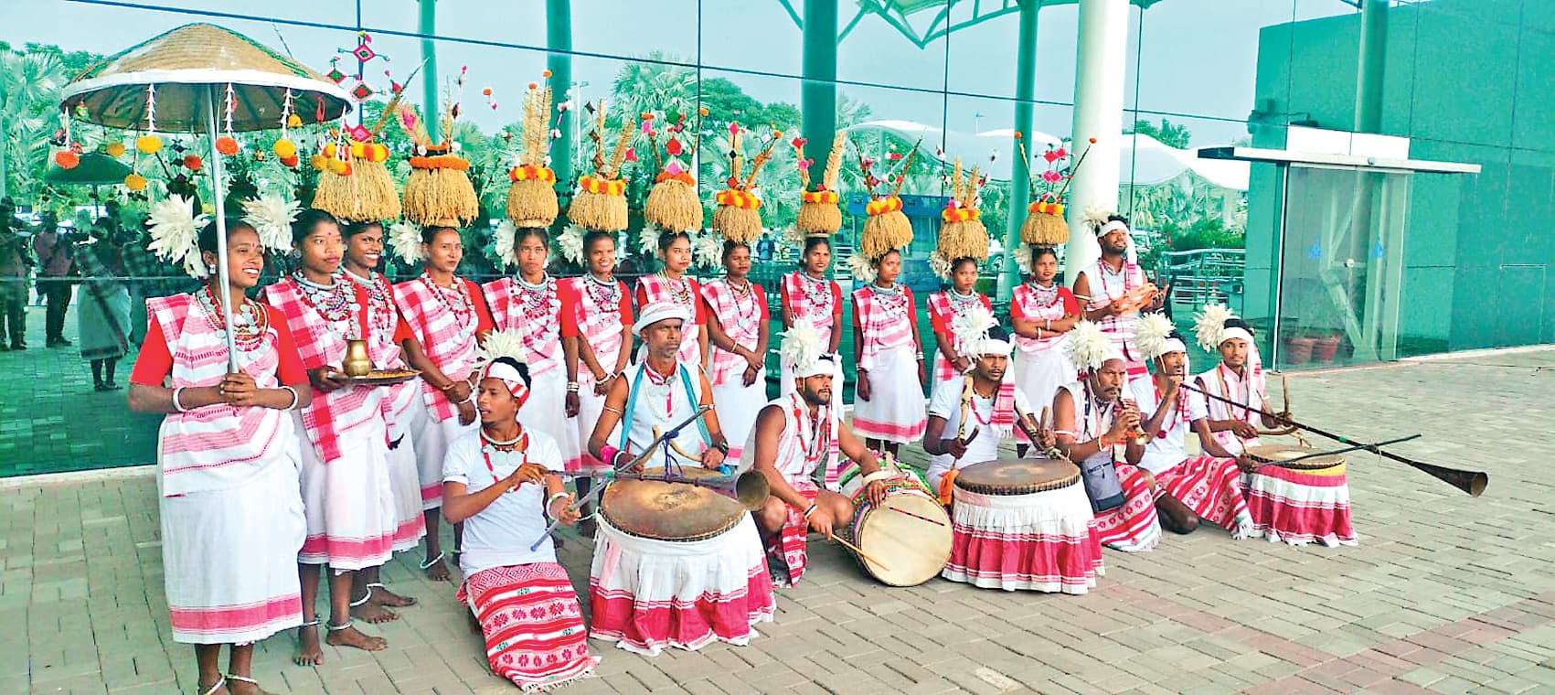 Ranchi news : एयरपोर्ट पर गाजे-बाजे व छऊ नृत्य से हुआ नेताओं का स्वागत