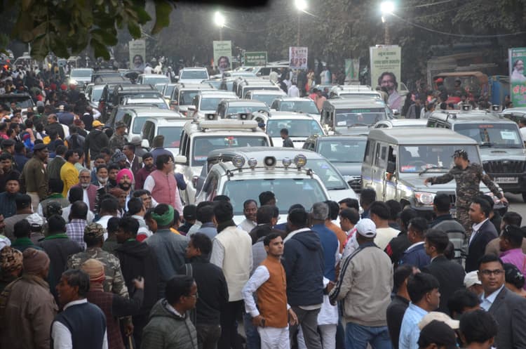 Ranchi news : गुरुजी के आवास पर लगा रहा कार्यकर्ताओं का आना-जाना