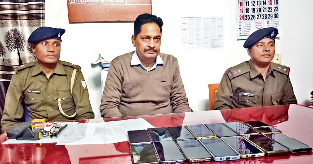 BOKARO NEWS : बोकारो थर्मल पुलिस ने बरामद किये चोरी गये 14 एंड्रायड फोन