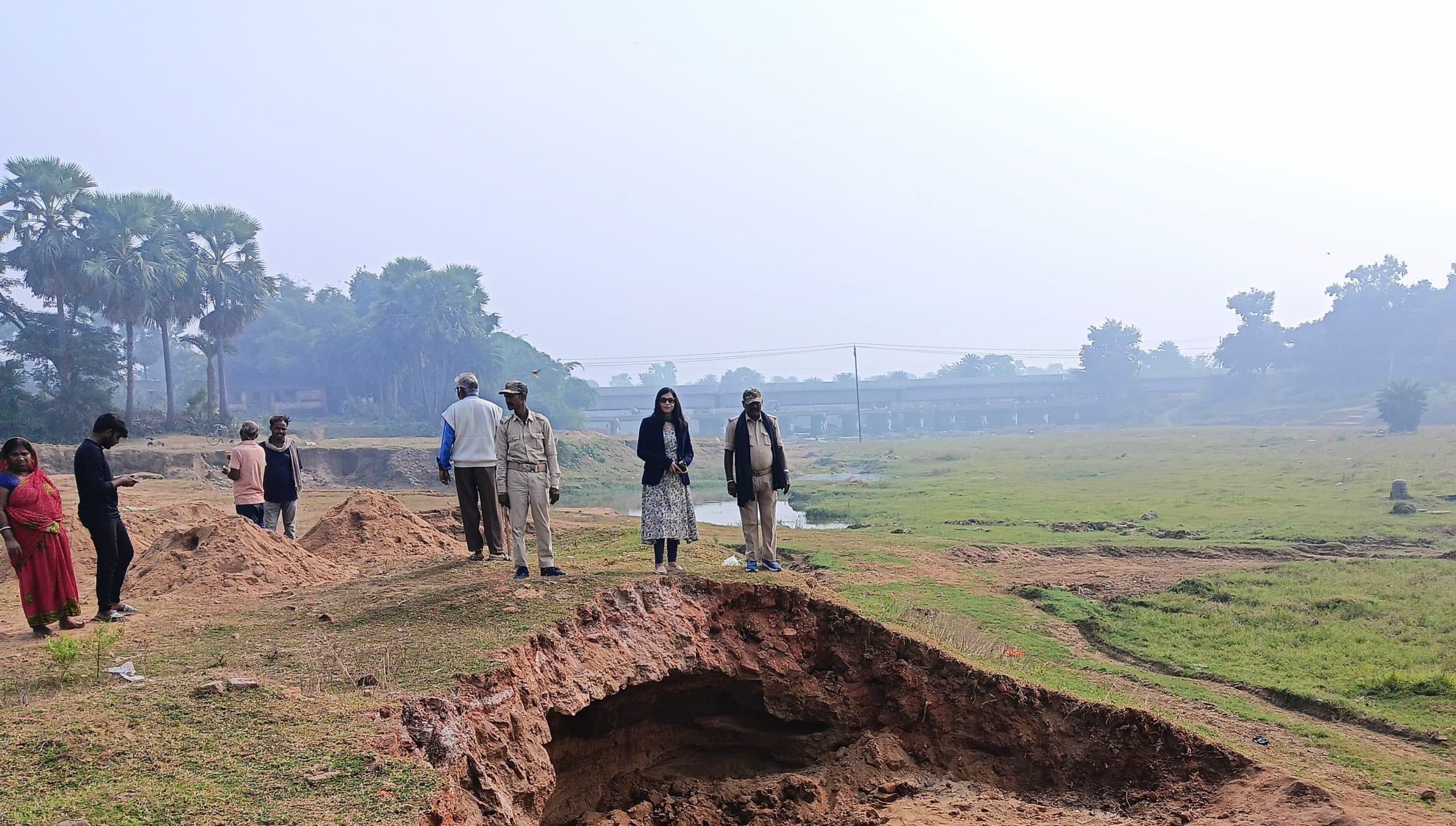 Godda News सीओ के पहुंचने से पहले ही अवैध मिट्टी की कटाई करने वाले भागे