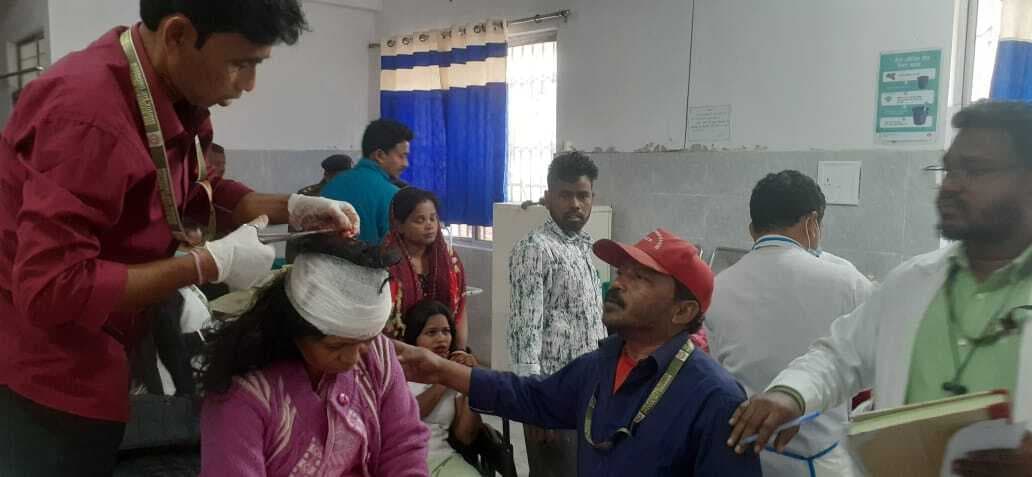 East Singhbhum : मुसाबनी : मवेशी को बचाने में मैजिक पलटी, पांच लोग घायल