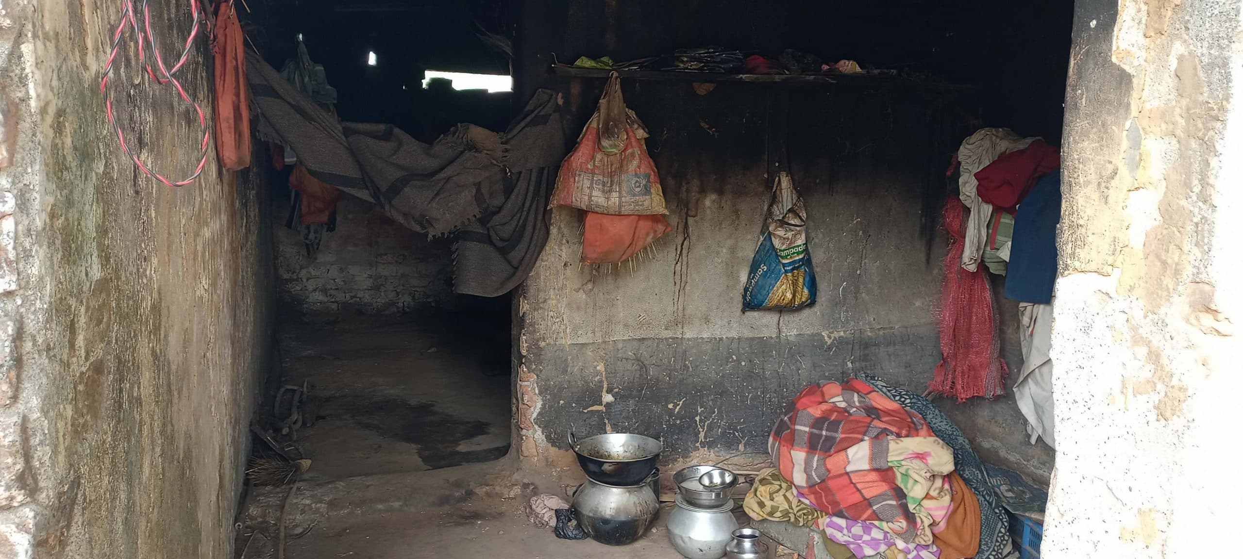 East Singhbhum : कंबल व प्लास्टिक टांग कर सर्द रातें गुजार रहे 22 सबर परिवार