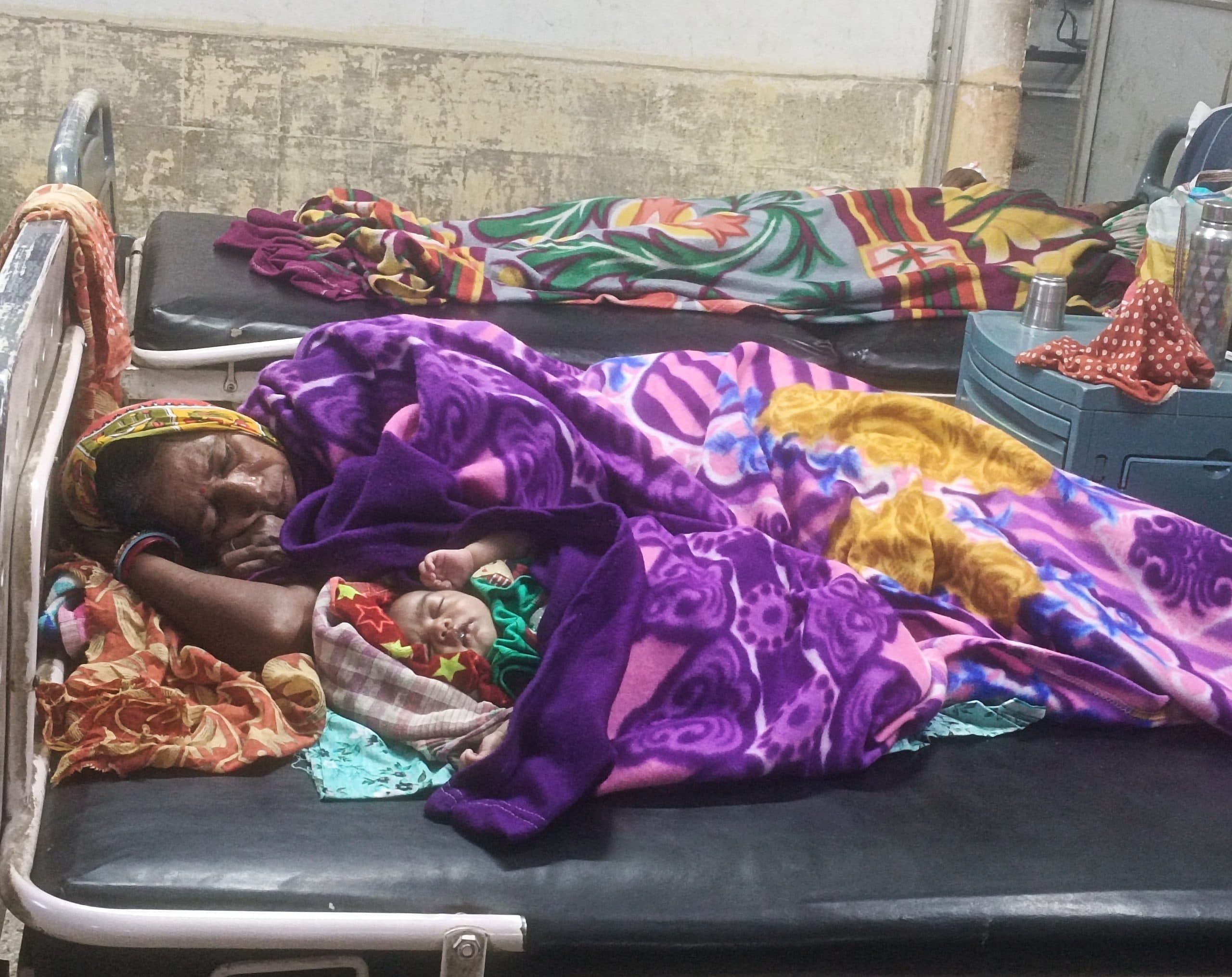 एसएनएमएमसीएच : नहीं मिल रहा कंबल, अब चादर पर भी आफत