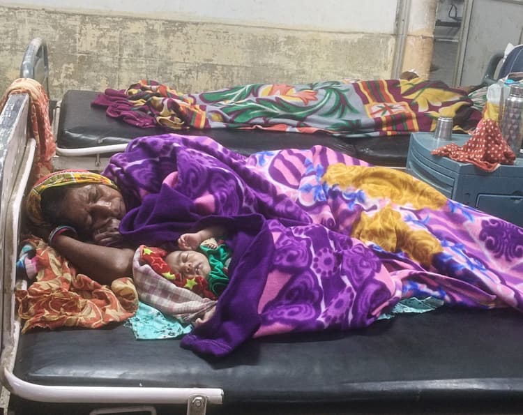 एसएनएमएमसीएच : नहीं मिल रहा कंबल, अब चादर पर भी आफत