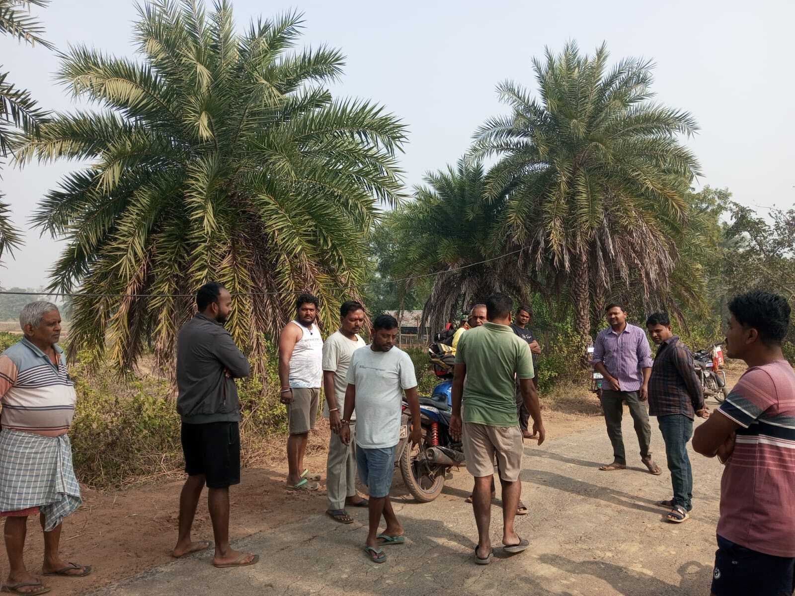 East Singhbhum : मानुषमुड़िया-दशिणाशोल सड़क निर्माण ग्रामीणों ने रोका, घटिया काम का आरोप