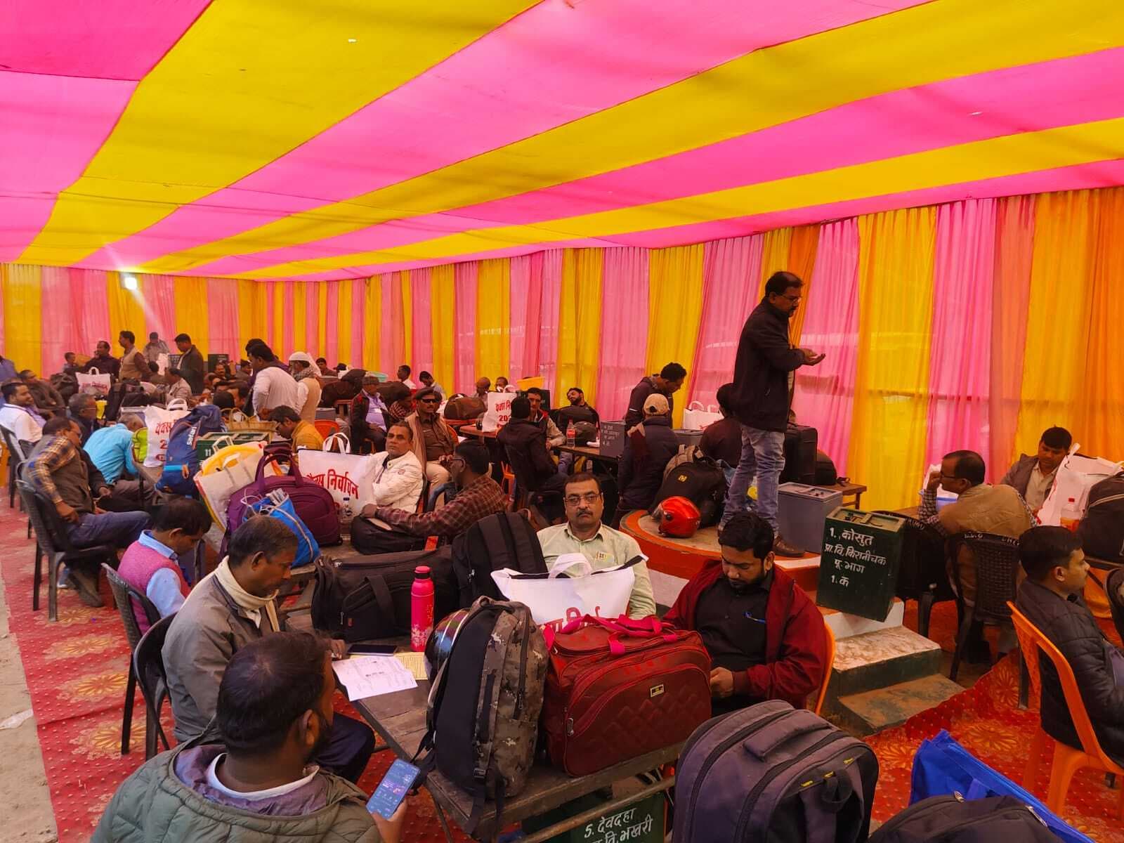 छह प्रखंडों के 72 पैक्सों के लिए 225 केंद्रों पर आज सुबह सात बजे से वोटिंग