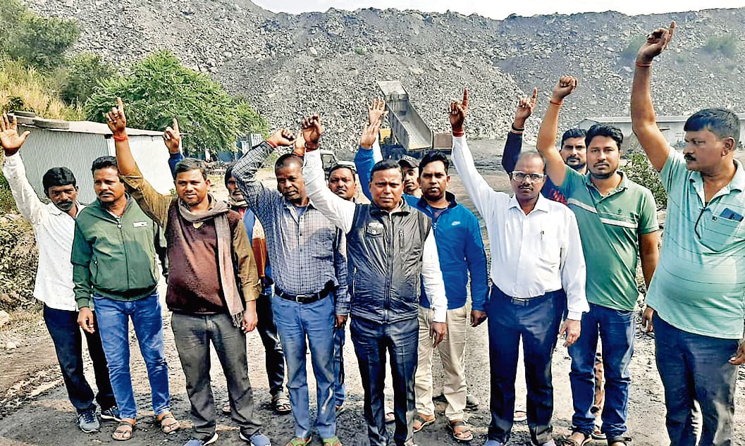 BOKARO NEWS : नियोजन के लिए आउटसोर्सिंग में विस्थापितों का प्रदर्शन