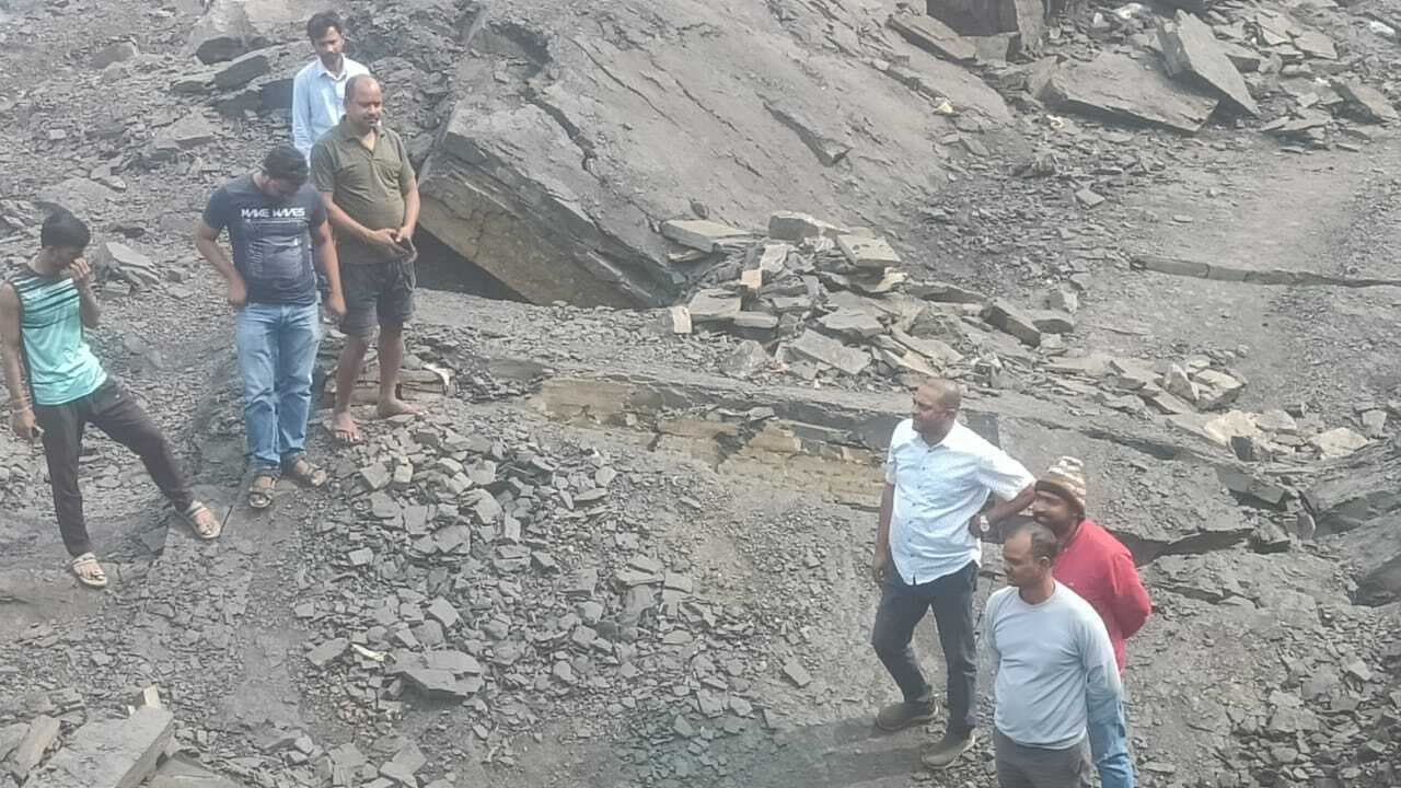 Dhanbad News:बंद कापासारा ओसीपी में अवैध खनन कर रहे लोगों को टीम ने खदेड़ा