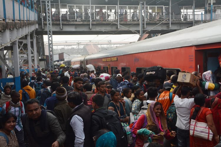 Patna News : आसनसोल विशेष 16 घंटे, उपासना एक्सप्रेस छह घंटे हुई लेट, कई ट्रेनें रद्द