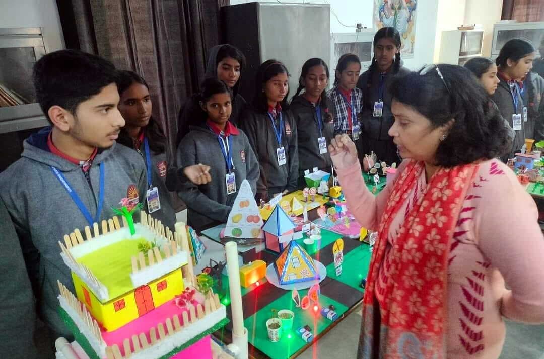 छात्राओं ने बनाये मॉडल, दिखी पर्यावरण की चिंता