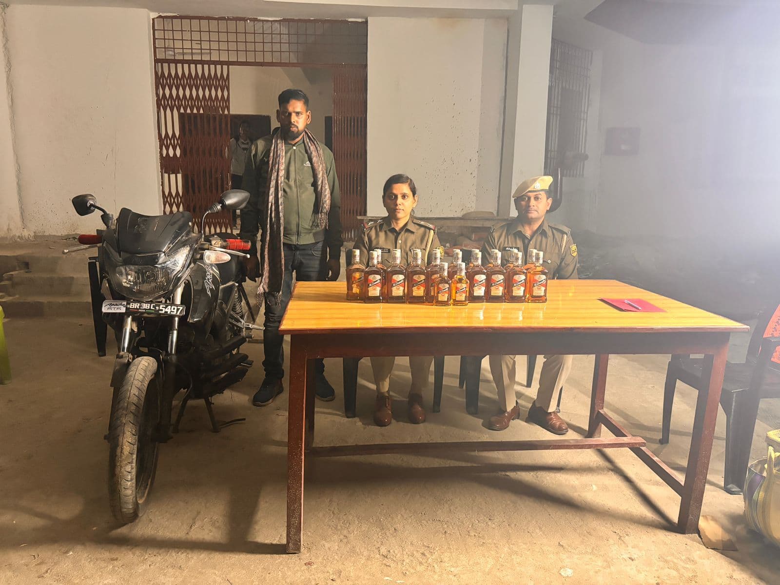 21 बोतल शराब बरामद, तस्कर गिरफ्तार, बाइक जब्त