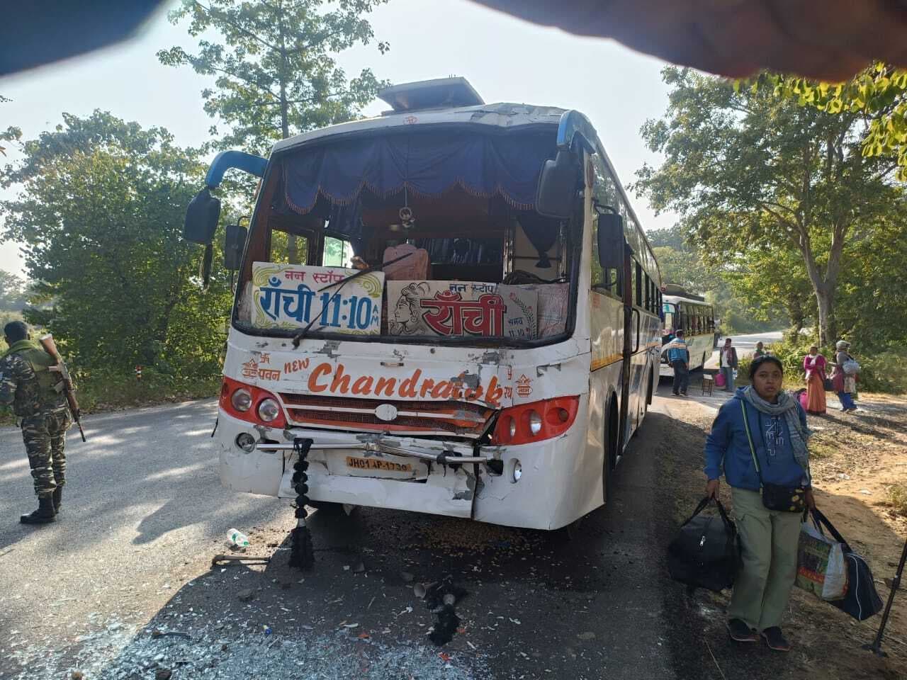 सड़क दुर्घटना में आधे दर्जन लोग घायल