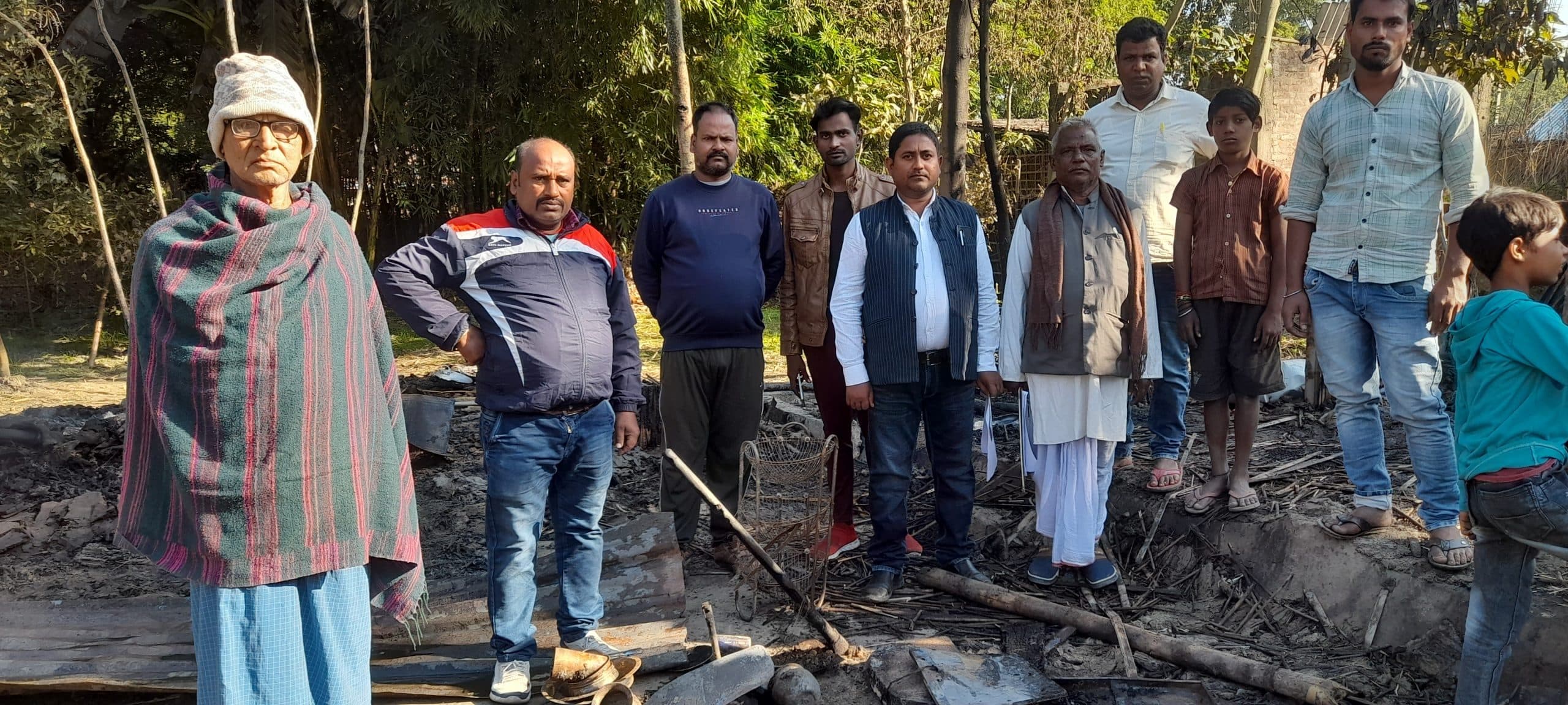 अलाव की चिंगारी से लगी आग, पांच घर जले